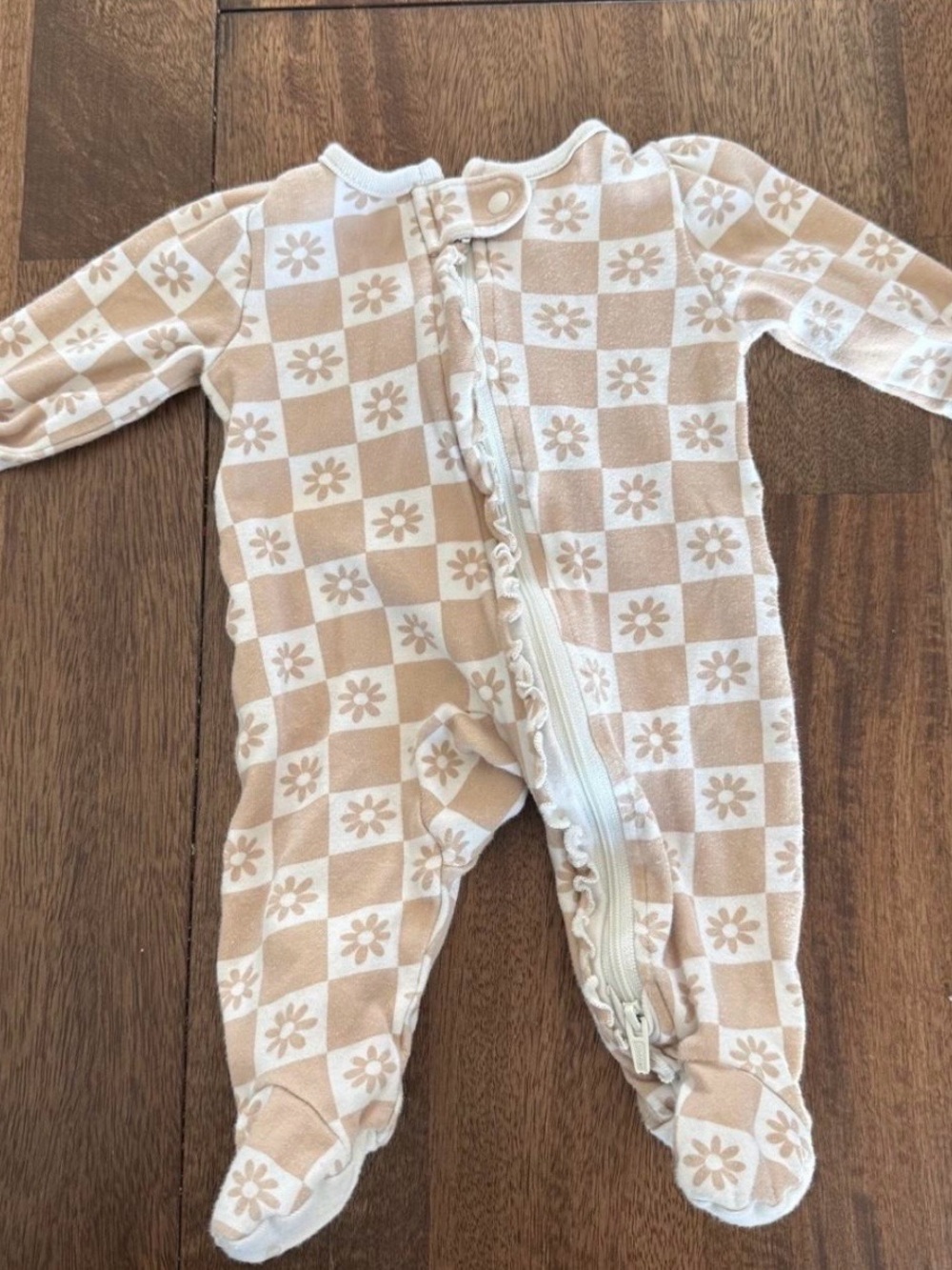 Neutral Checkered Daisy Footed One-Piece Romper - Beige & White